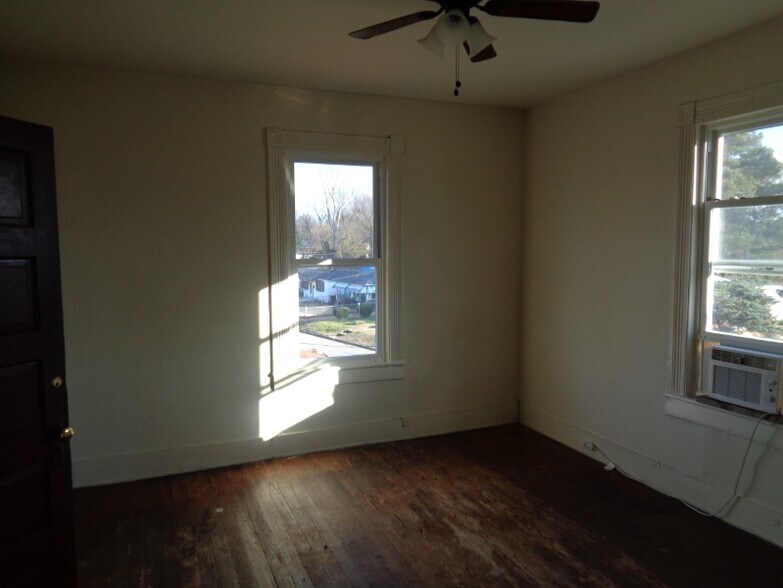 Building Photo - 1021 Melville St