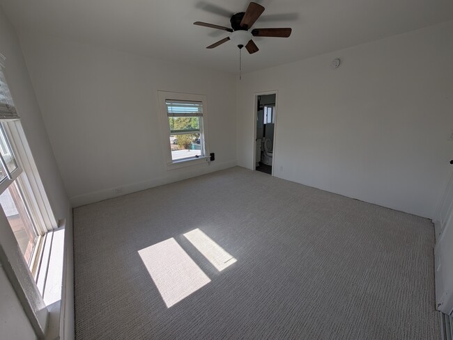 Building Photo - 208 D Ave