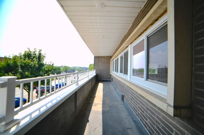 Building Photo - 1410 E Capitol Dr