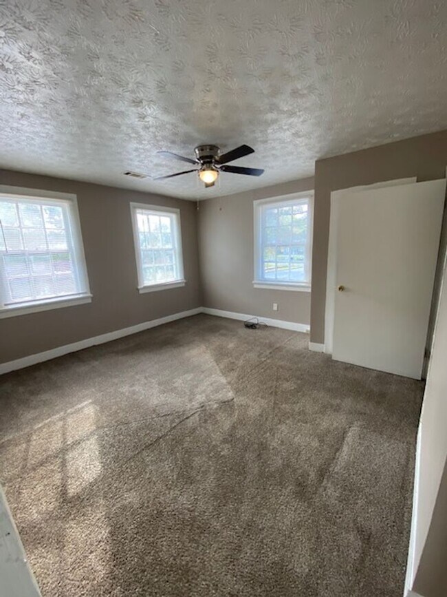 Building Photo - Located near Schools and Shopping. Ask about our "Move-In-Special".