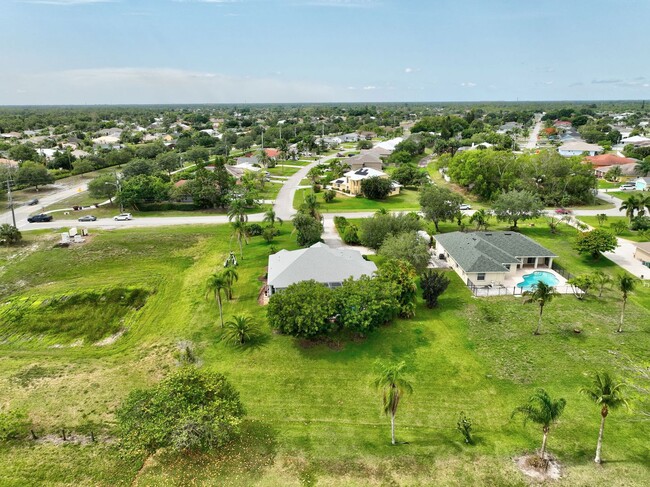 Building Photo - A BOATER'S PARADISE WITH THIS STUNNING 3 B...