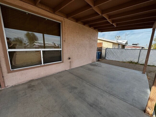 Building Photo - Charming and spacious Needles HOME