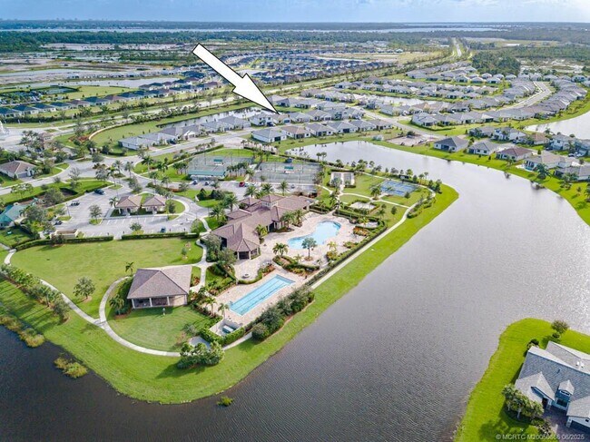Building Photo - 861 SE Courances Dr