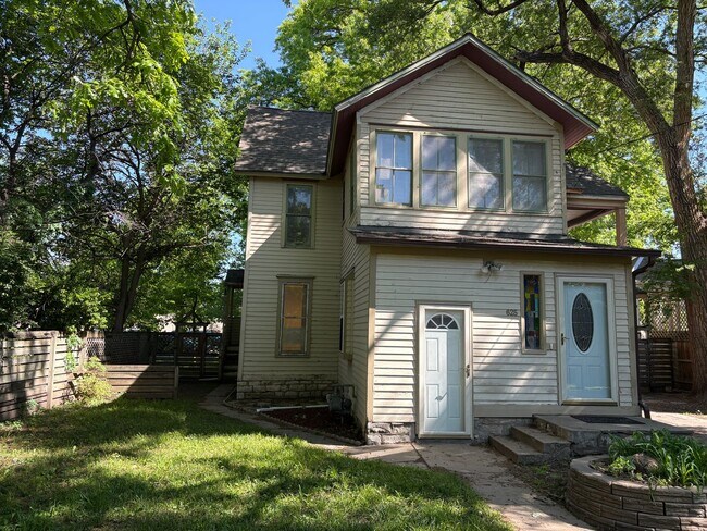 Building Photo - 4 bedroom 2 bathroom Historic Home Downtown Manhattan KS