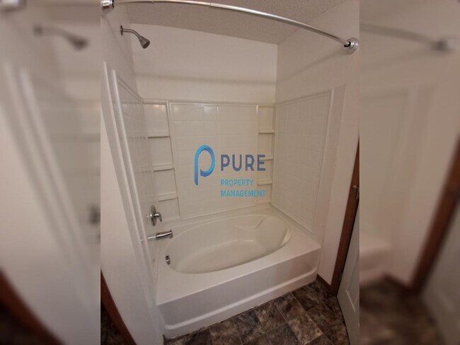 Building Photo - Warm and inviting Woodbury Townhouse! 3 br...