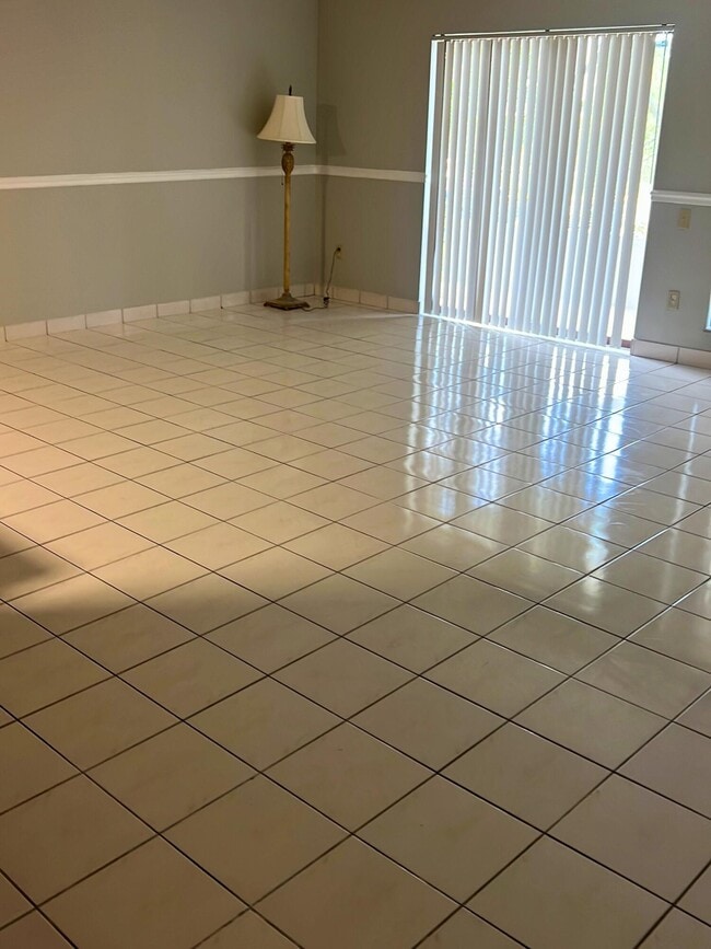 Building Photo - 900 Crystal Lake Dr
