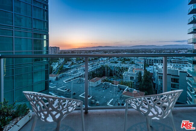 Building Photo - 13700 Marina Pointe Dr