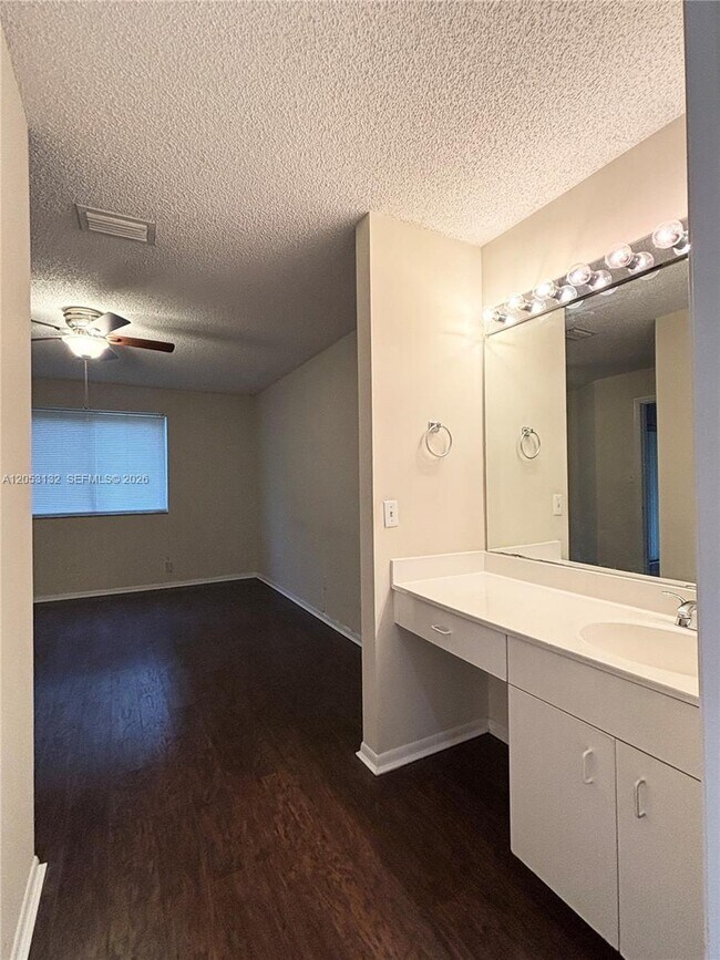 Building Photo - 1040 Coral Club Dr
