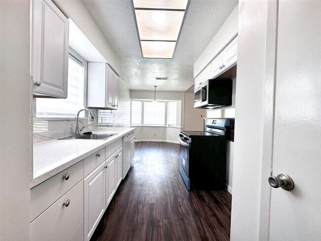 Building Photo - 9270 Theysen Dr