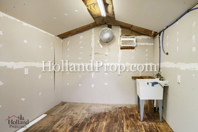 Building Photo - Welcome Home to Your Perfect Hillsboro Retreat!