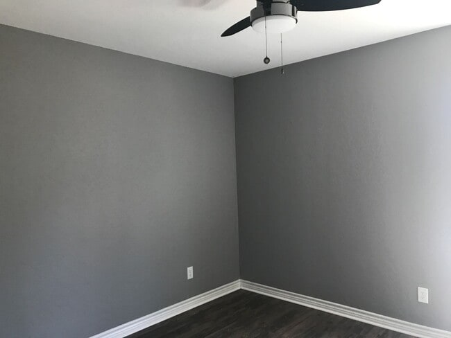 Building Photo - 306 W Sycamore Ln