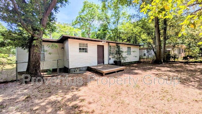 Building Photo - 4527 Versailles Dr