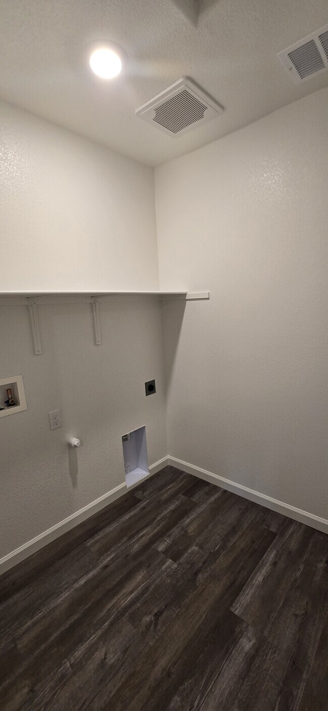 Building Photo - Brand New 4 Bed, 3 Bath Solar-Powered Sing...