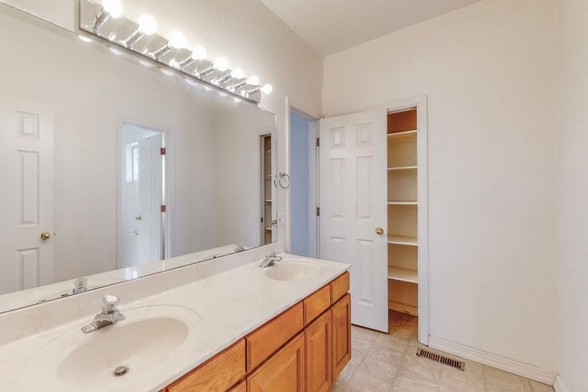 Building Photo - 2 story 4 bedroom