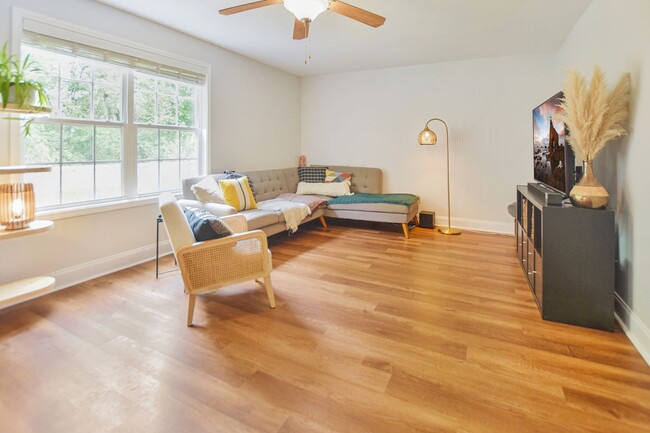 Building Photo - Pet Friendly Three Bedroom!