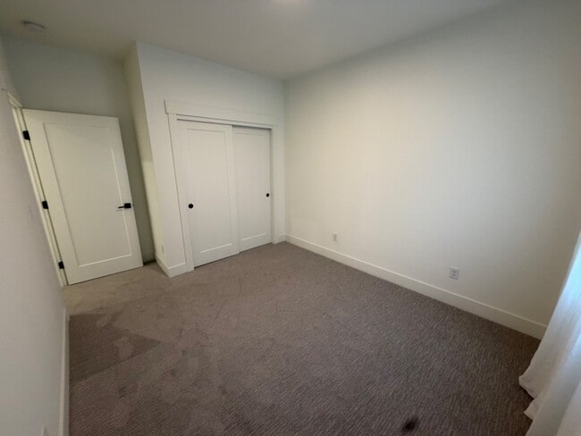 Building Photo - 307 Talons Dr