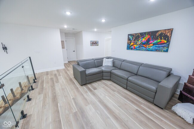 Building Photo - 7980 Royal Ave