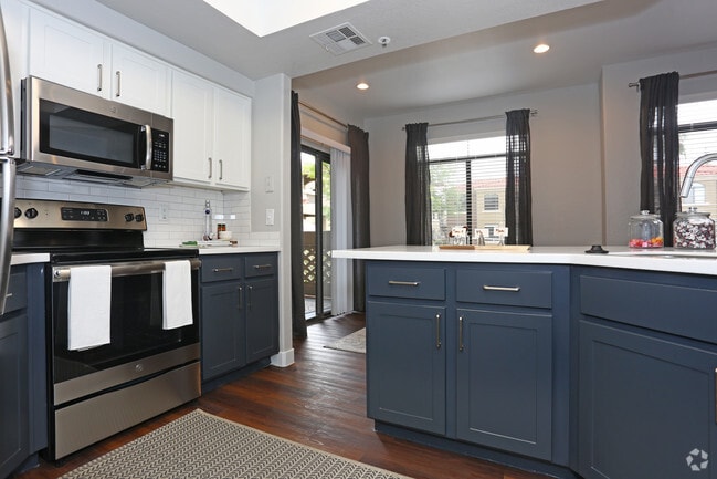 2BR, 2BA - 1039 SF - The Ventura