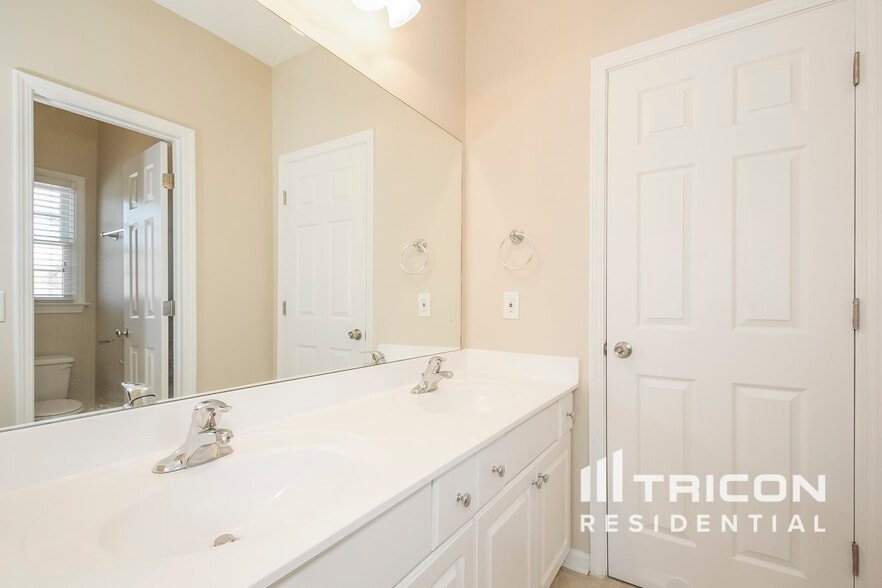 Building Photo - 3530 Renaissance Cir