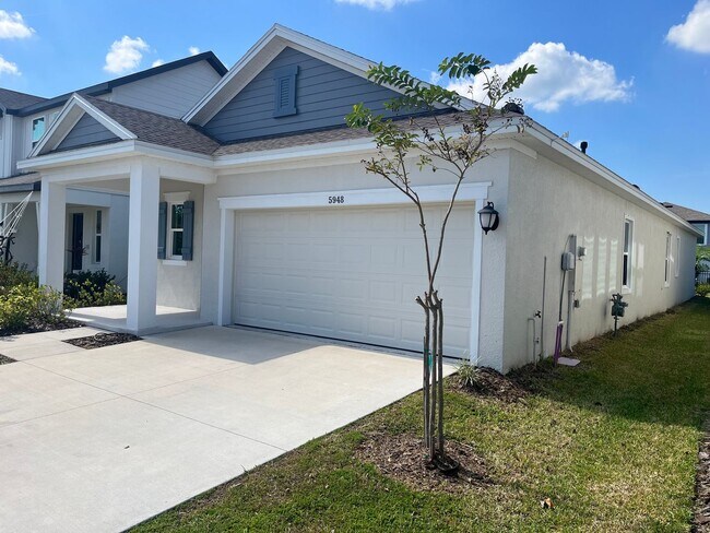 Building Photo - Beautiful home located in desirable Waters...