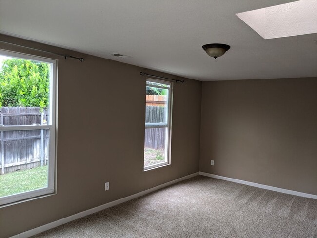 Building Photo - Welcome home to this charming 3-bedroom ho...