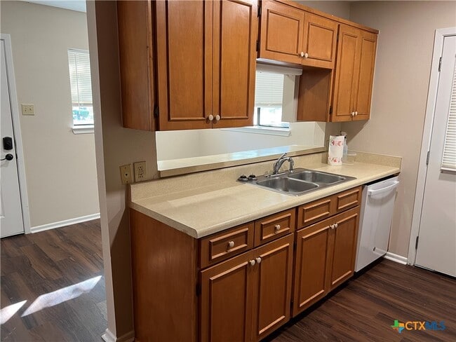 Building Photo - 624 E Elm St