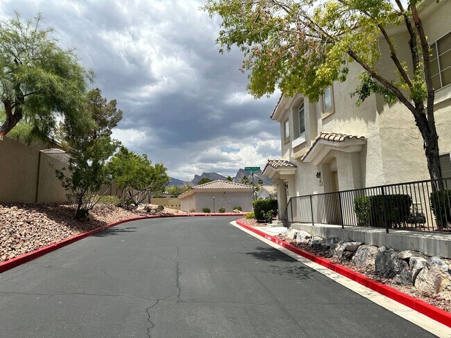 Building Photo - Summerlin Stunner!!