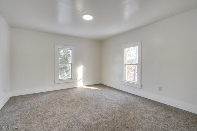 Building Photo - 155 W Walnut St