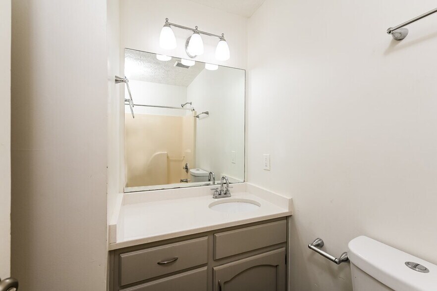 Building Photo - 1411 Hillside Pl SE