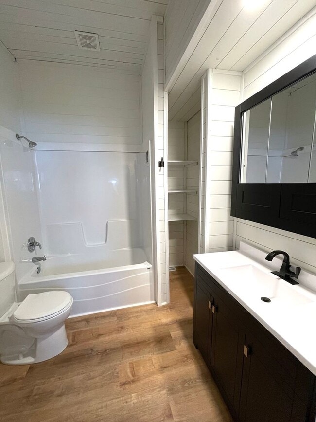 Building Photo - Large home on corner lot in great north si...
