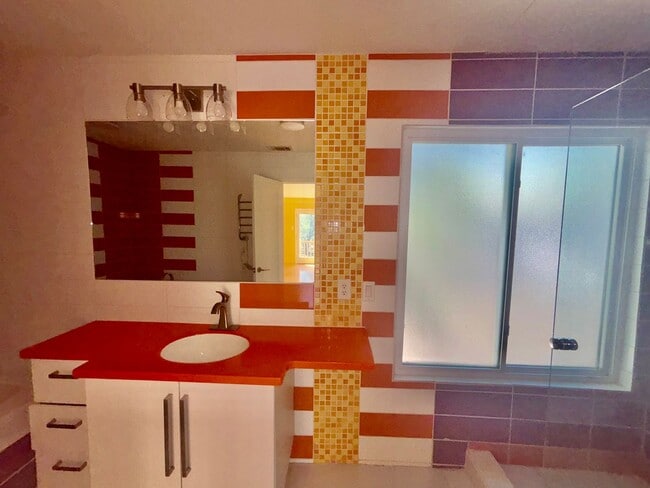 Building Photo - Hemphill Park Gem! 4 Bed/2.5 Bath - Availa...