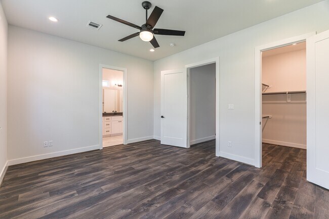 Building Photo - 5715 White Magnolia St.