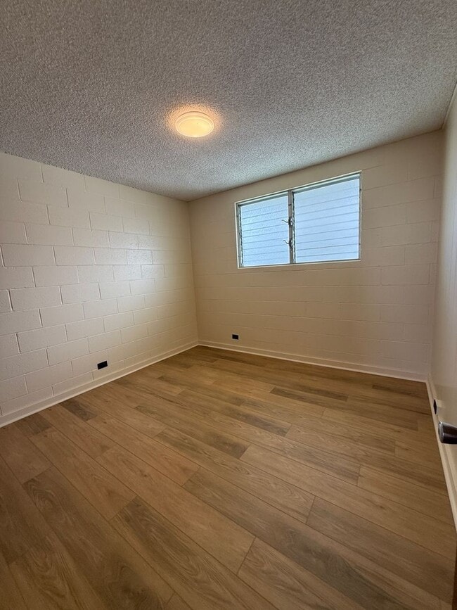 Building Photo - Refreshed - 2 bedroom, 1 bath unit in grea...