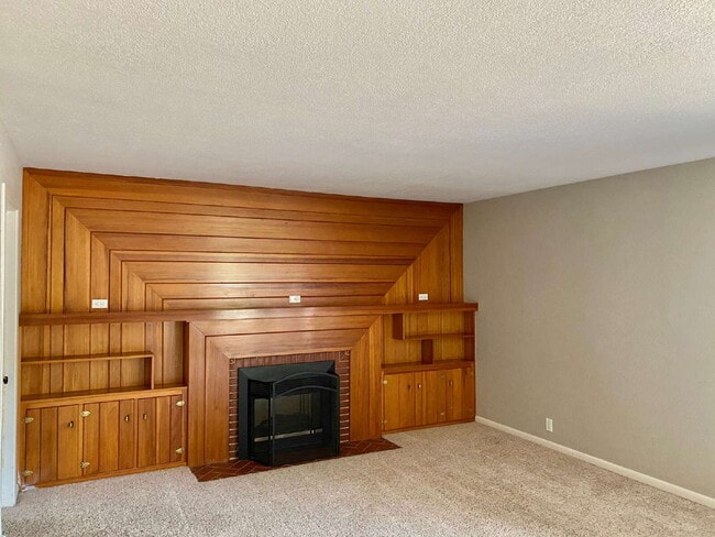 Building Photo - Stunning 4-Bedroom Home with Spacious Bedrooms Available for Summer 2026 Pre-Lease