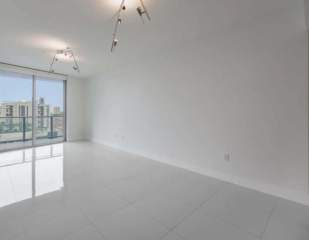 Building Photo - 1010 SW 2nd Ave