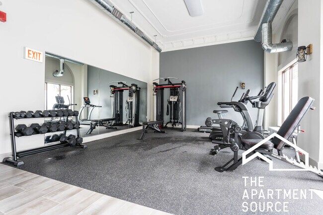 Building Photo - 540 W Briar Pl