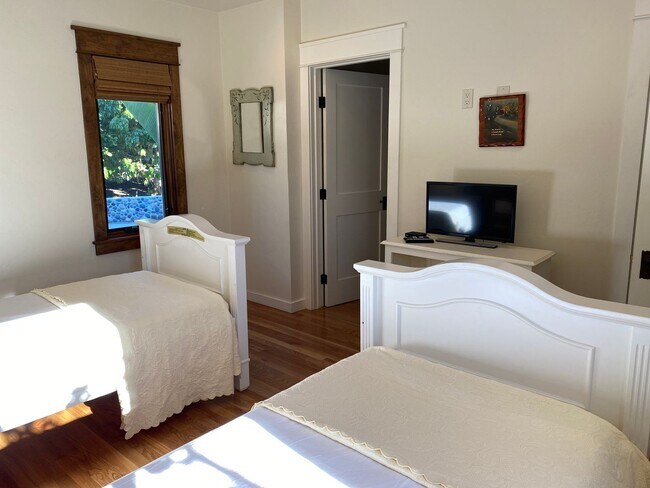 Building Photo - FLEXIBLE FULLY FURNISHED Point Loma Home! AC! All Utilities Included!