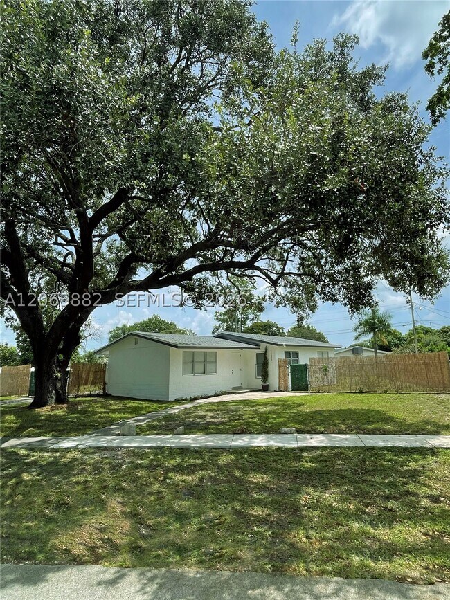 Building Photo - 1606 NW 12th Ct