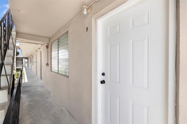 Building Photo - 126 SW 18th Ave