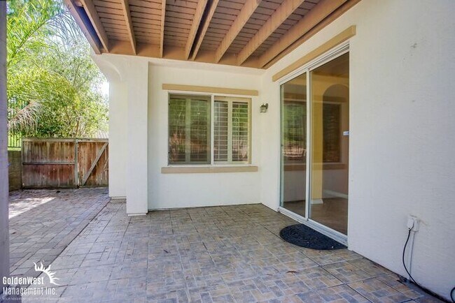 Building Photo - Stunning 3Bdm 2.5Ba Townhome in Carmel Valley
