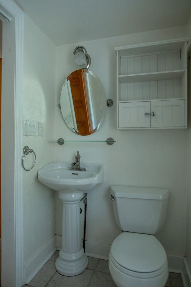 Building Photo - Charming 3 bedroom/2 bathroom Single Family Home!