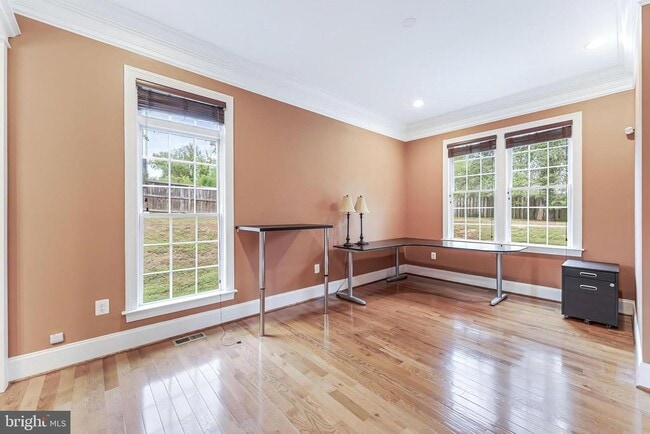 Building Photo - 829 Golden Arrow St