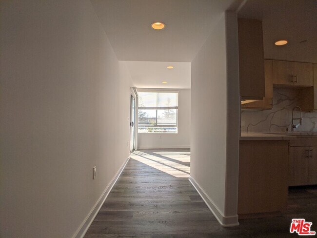 Building Photo - 5143 White Oak Ave