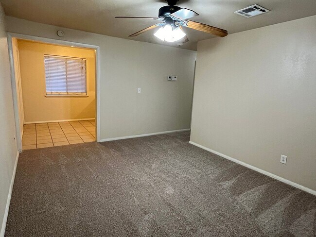 Building Photo - Charming Moore Home with Big Backyard!