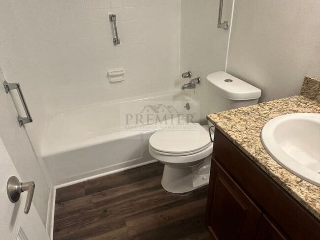 Building Photo - Updated 1 bed / 1 bath apartment - 60 West...