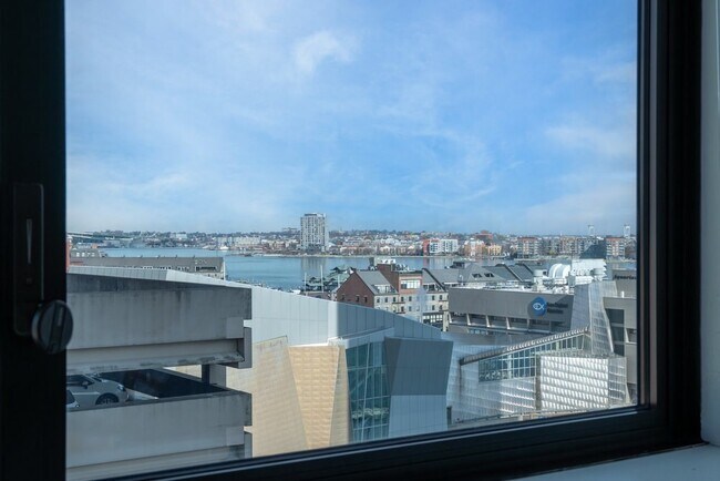 Building Photo - 65 E India Row