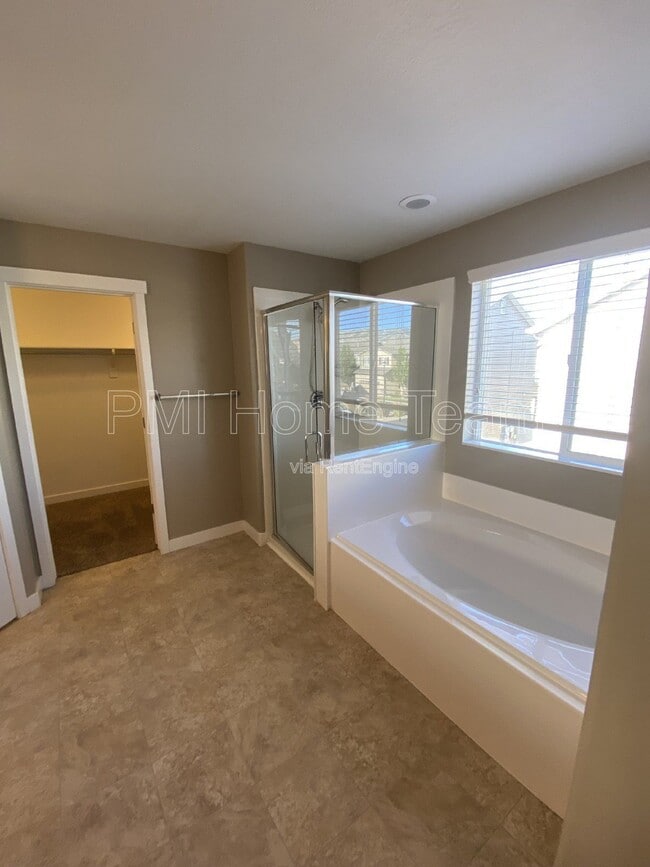 Building Photo - 972 Stonehaven Dr