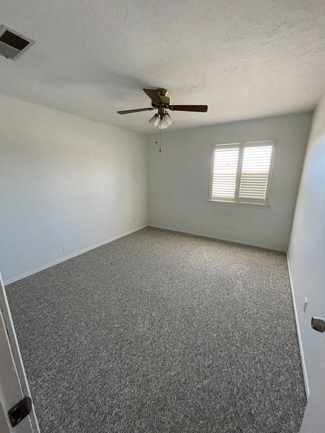 Building Photo - 5801 Lowell St NE