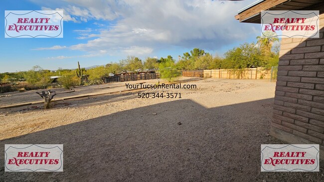 Building Photo - La Cholla & Magee Rd area - 3 bedrooms & 2...