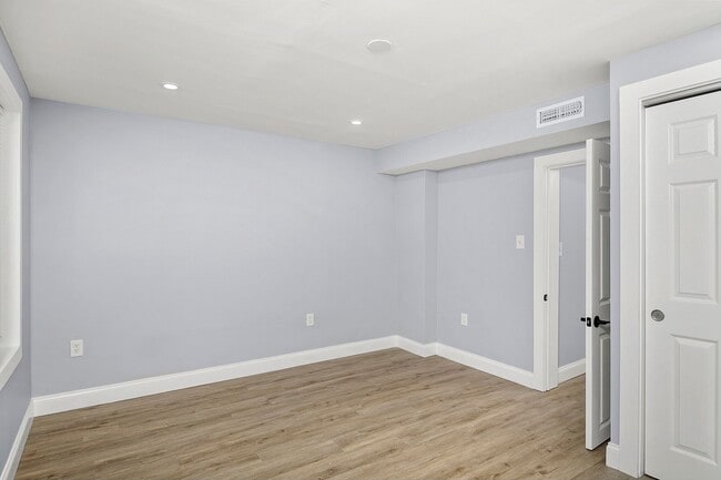 Building Photo - Beautifully renovated 3BR/3.5BA in Upper F...